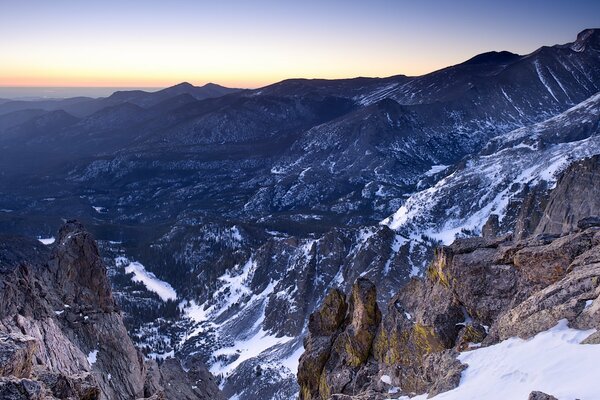 Belles montagnes, sur fond de ciel dégagé