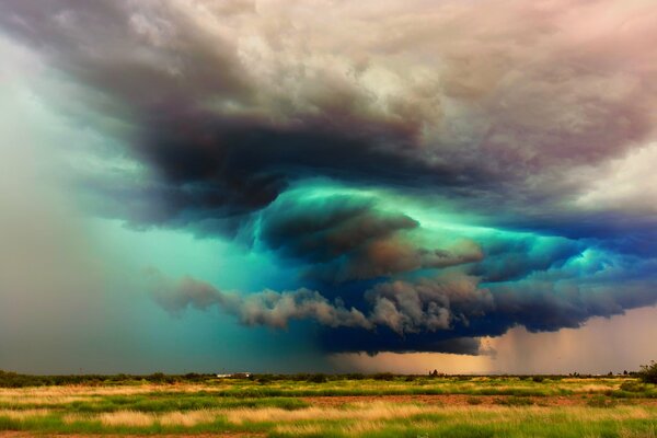 La bellezza affascinante di una tempesta imminente