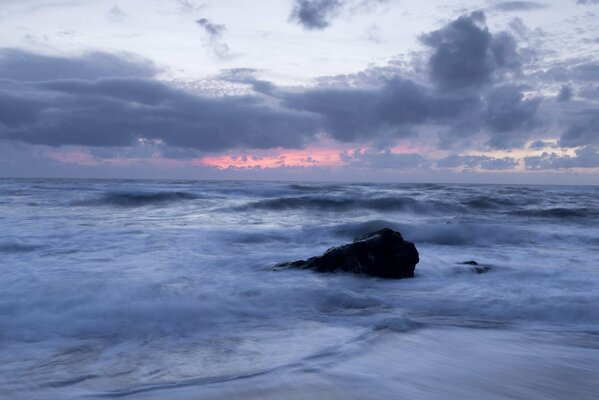 Olas del mar y puesta de sol vespertina