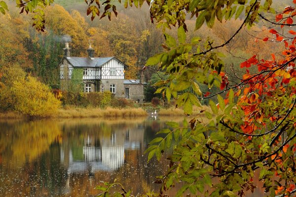 Gemütliches Haus am See mit dampfendem Rohr