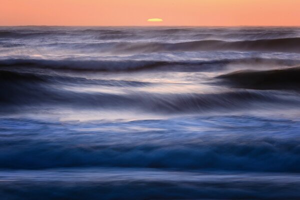 Surf Marino e sole che tramonta all orizzonte