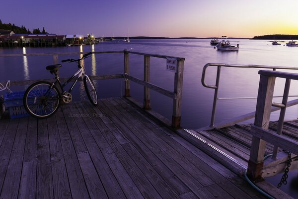 Bici solitaria nella baia al tramonto