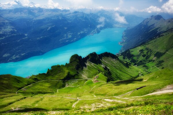 Góry alpejskie widok ze szczytu na Jezioro Brienz