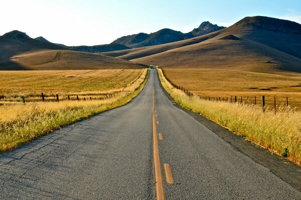 Foto del camino entre las montañas