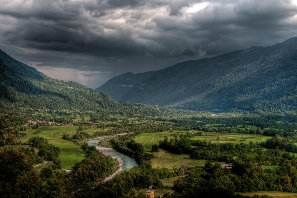 Río Soča en las montañas de Eslovenia