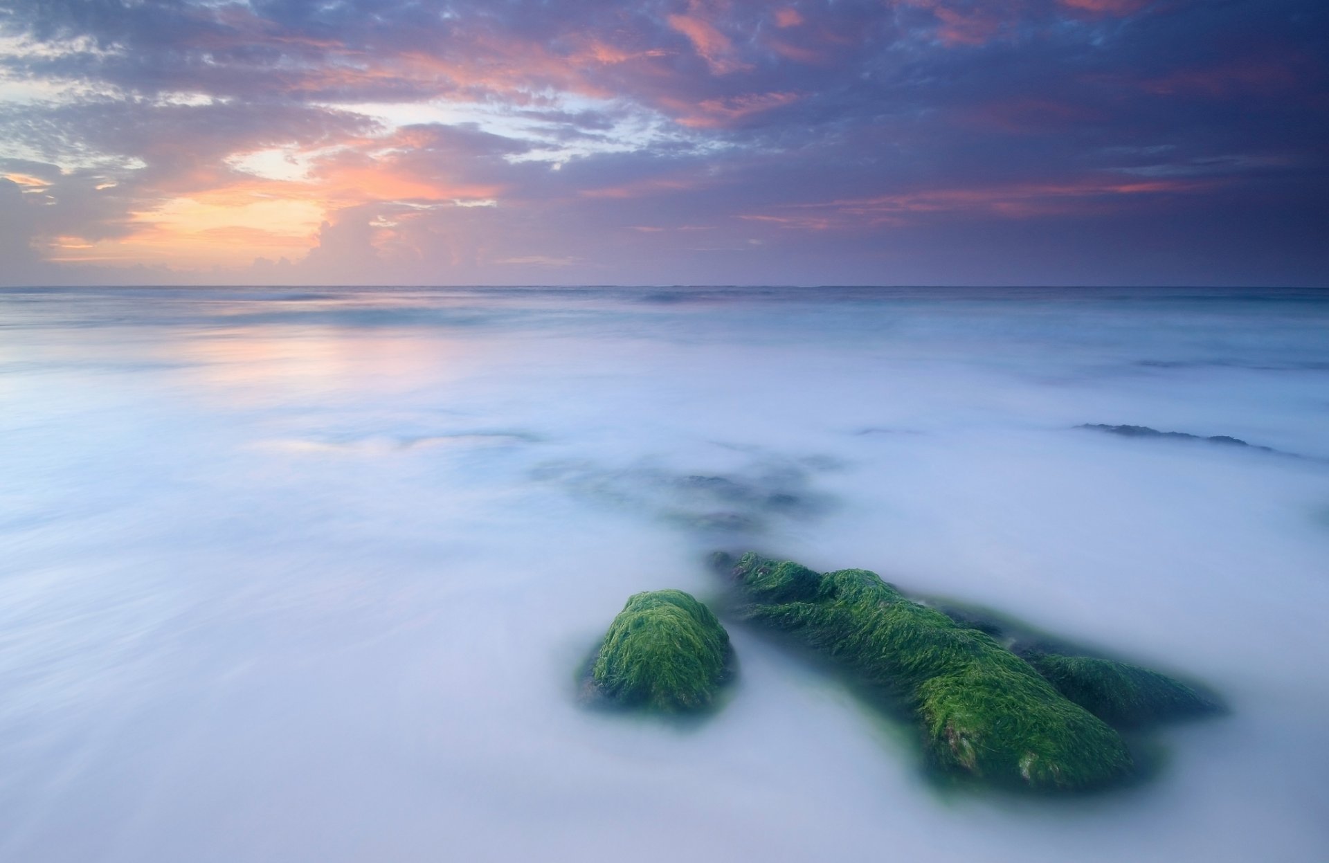 mar costa calma piedras musgo tarde puesta de sol cielo nubes nubes