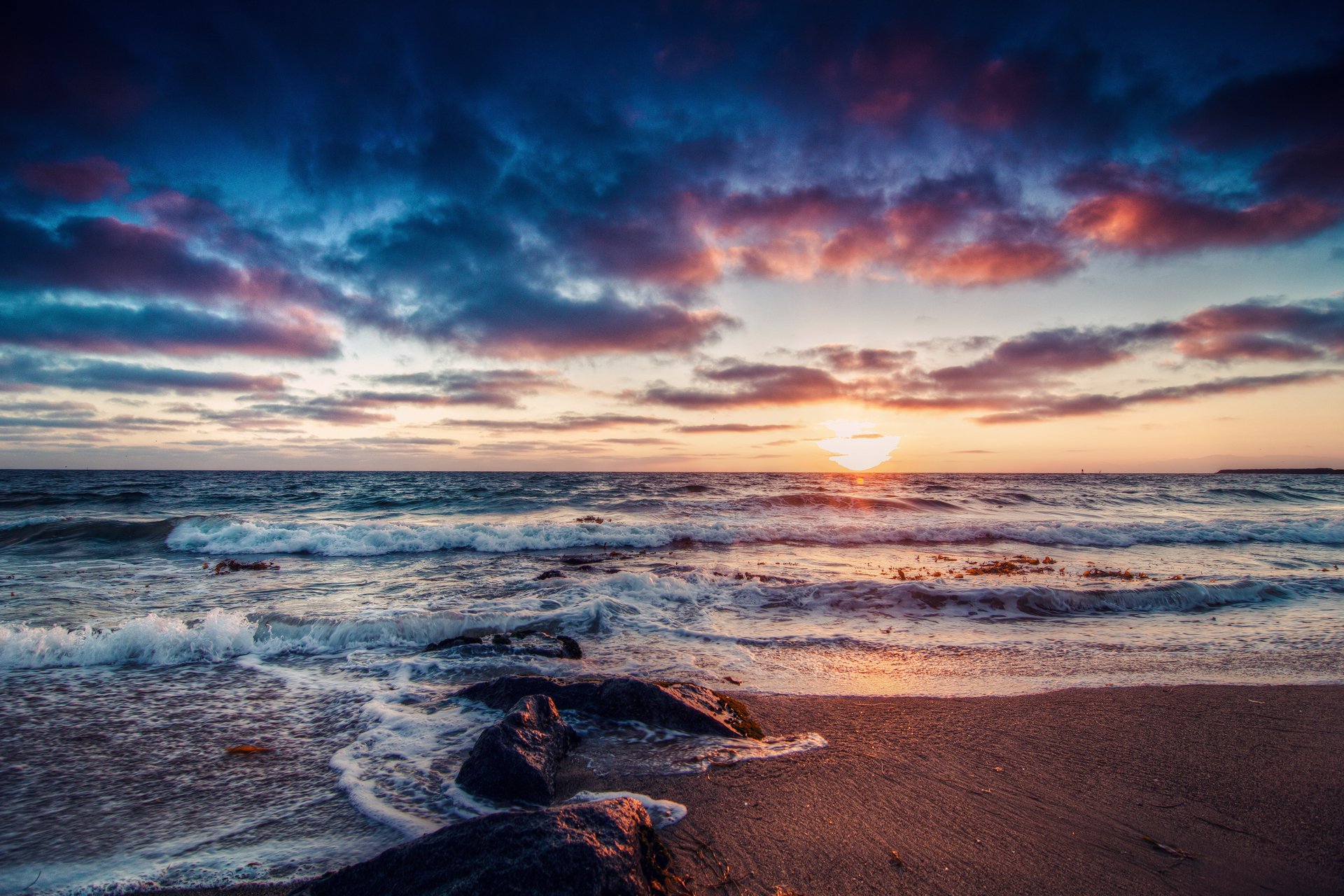 morze niebo fale słońce plaża kamienie