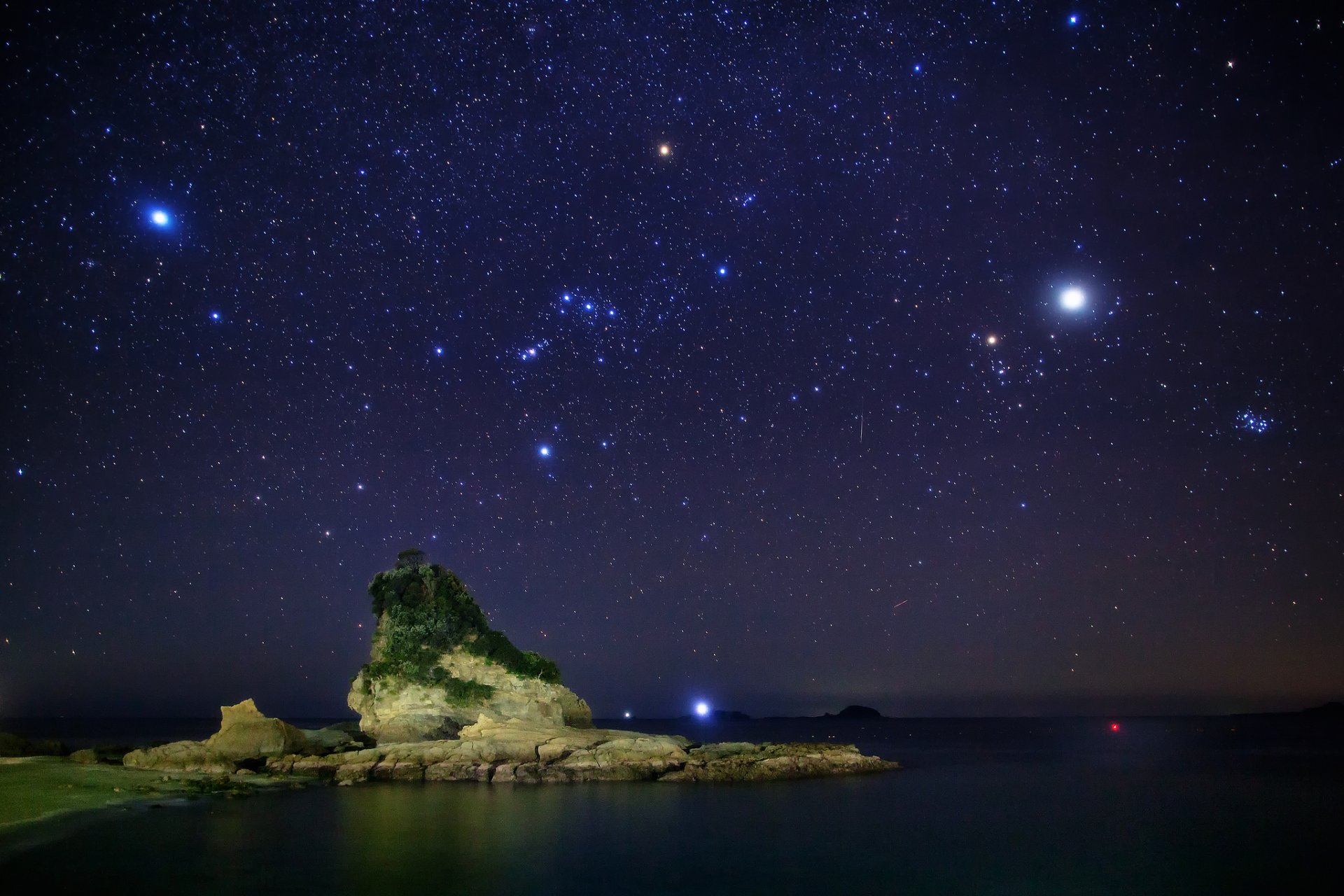 noche cielo estrellas constelaciones mar piedras madera