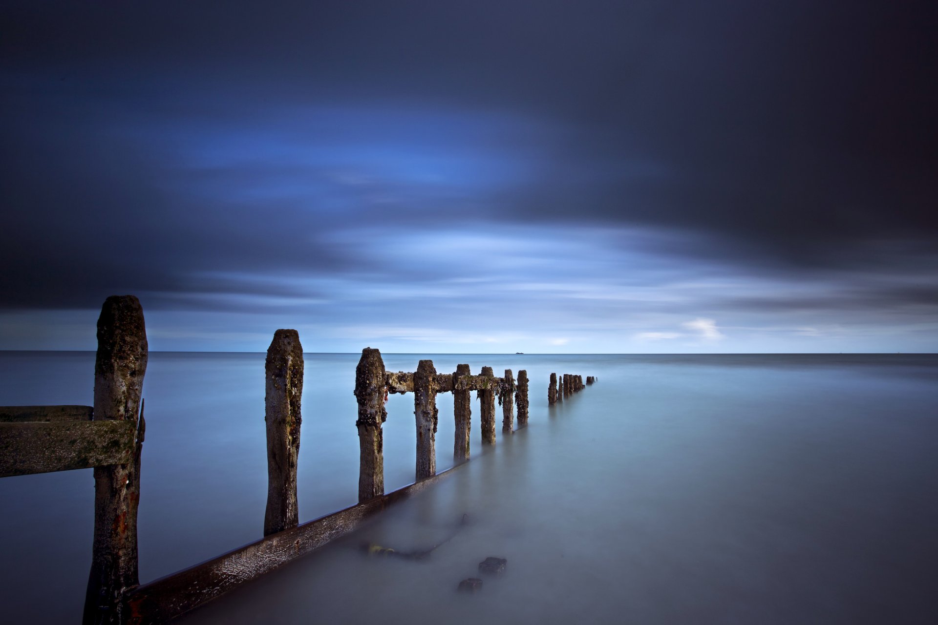 mare riva supporti cielo blu nuvole temporale