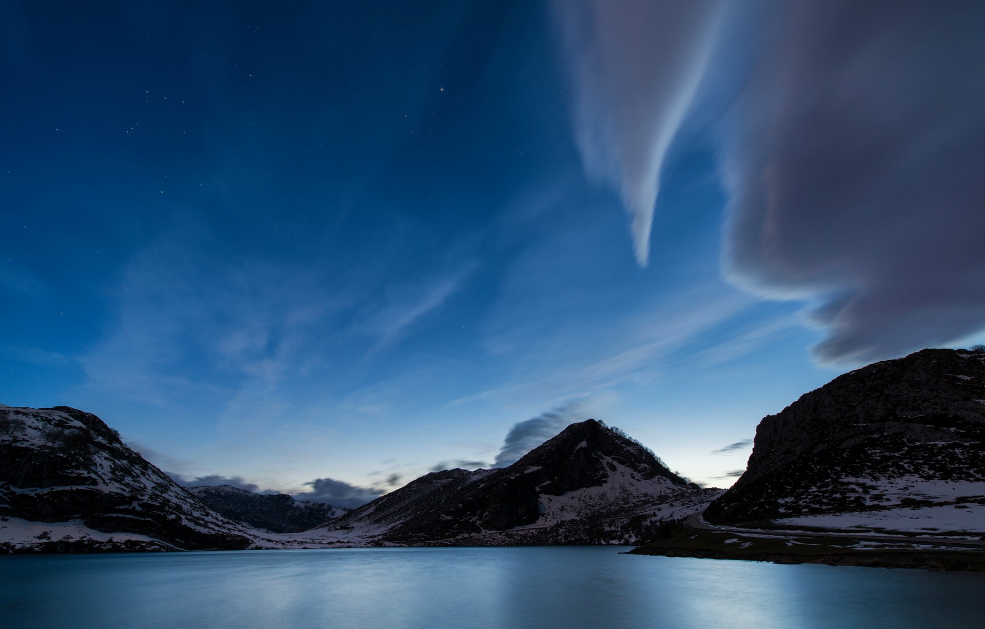 spanien asturien provinz berge schnee bucht dämmerung blau blau himmel wolken