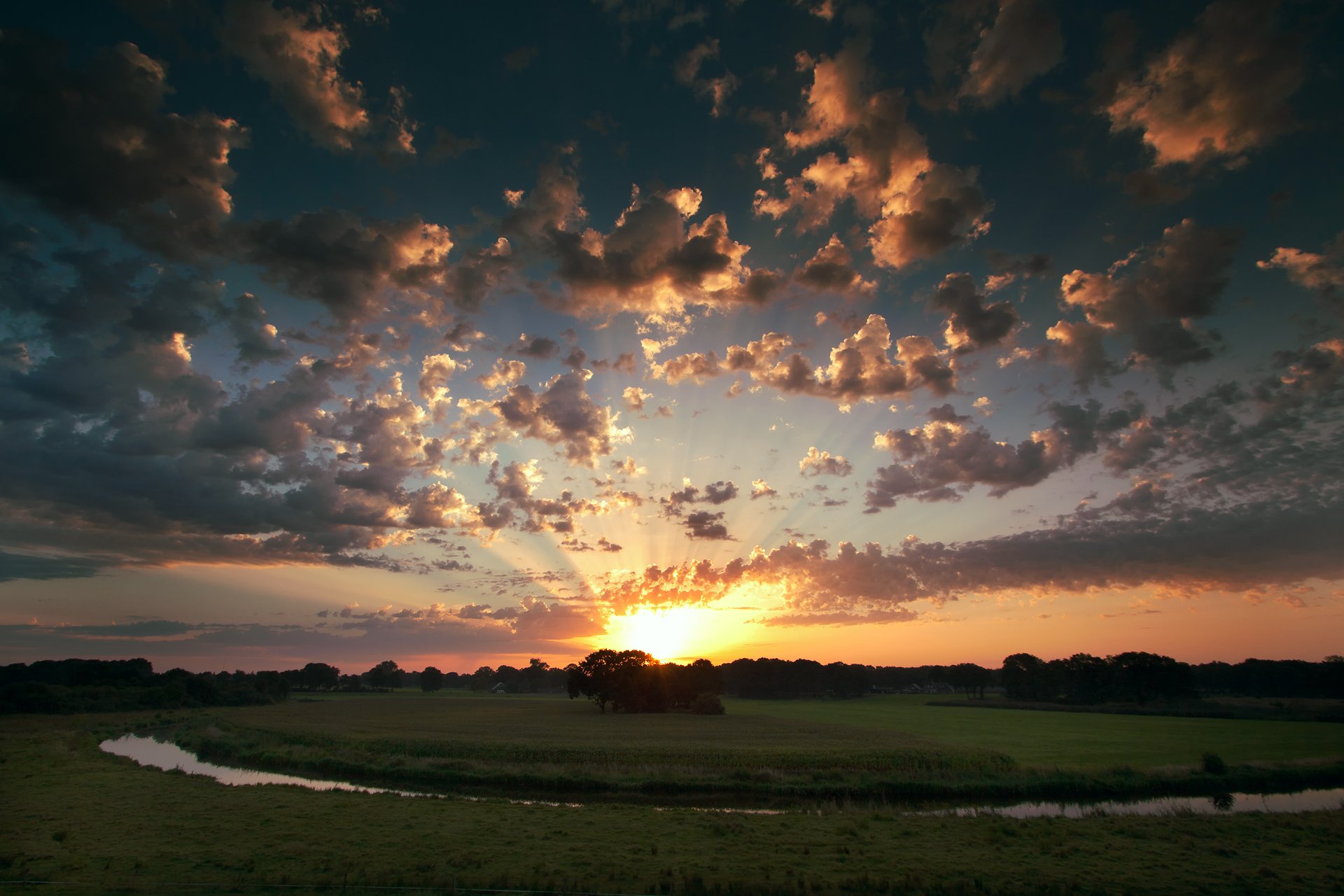 coucher de soleil ciel nuages soleil arbres champ rivière