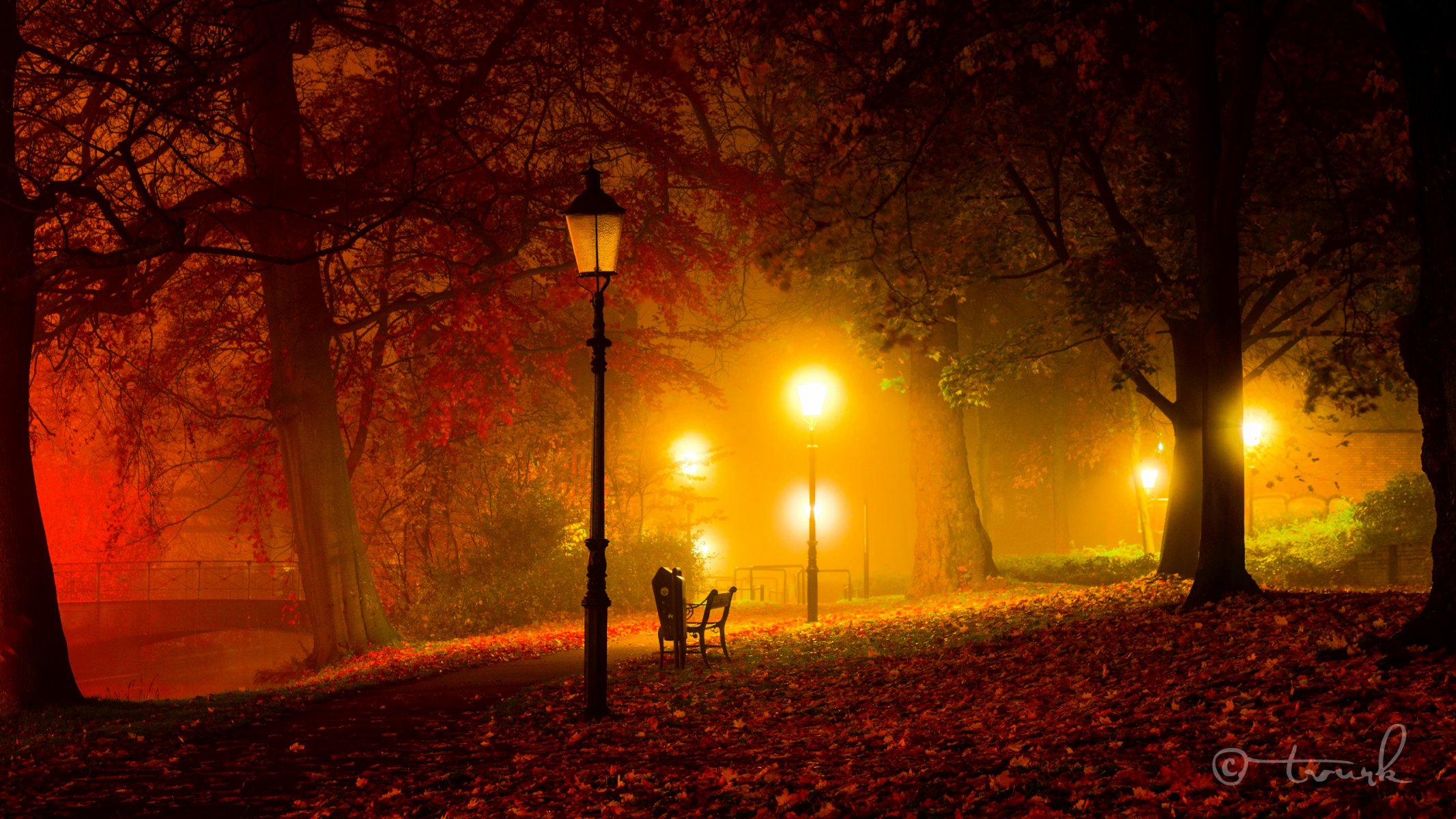 noche otoño parque linternas luz crepúsculo puente banco árboles