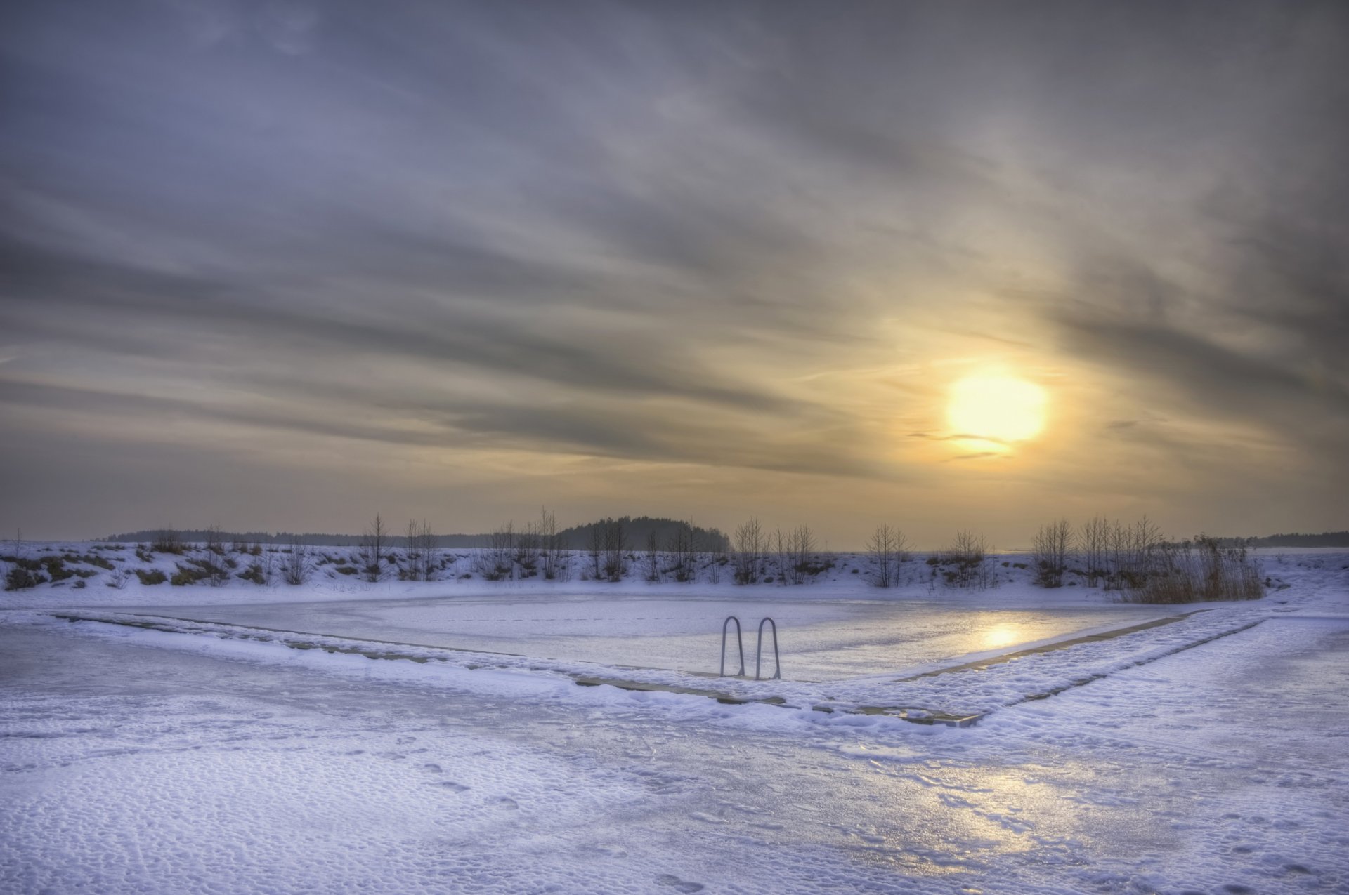 suède hiver neige glace lac piscine soirée soleil coucher de soleil ciel nuages