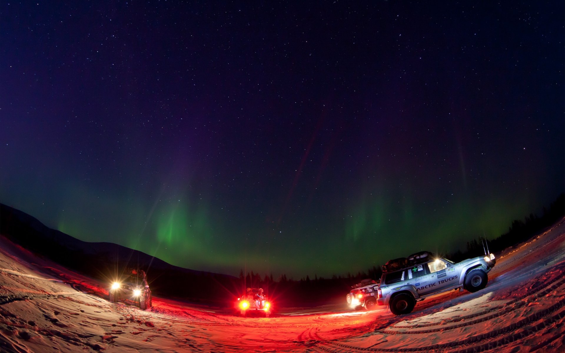 tchoukotka. aurores boréales nuit voitures phares