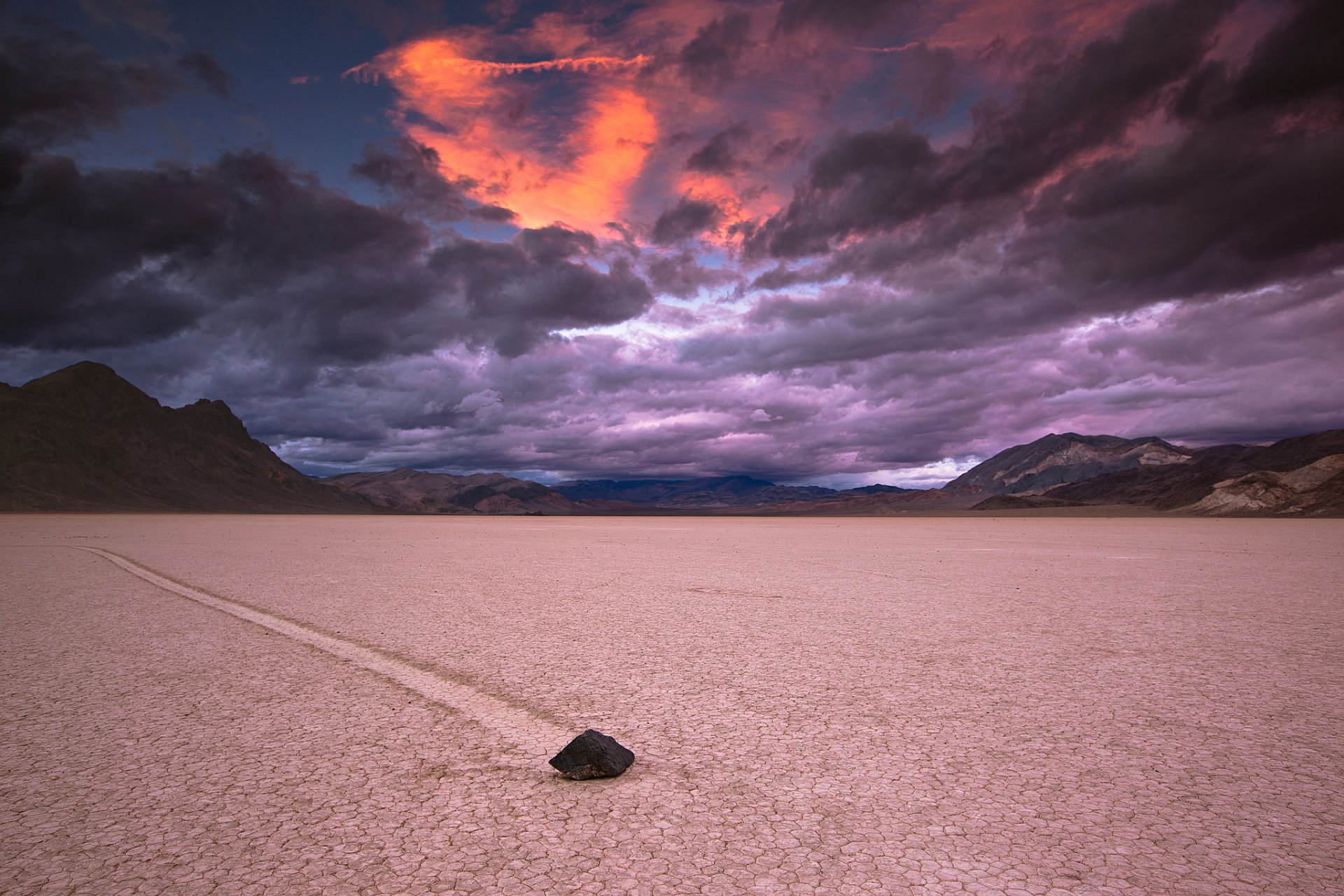 états-unis californie vallée de la mort parc national marais salants pierre sentier montagnes soirée ciel nuages orage