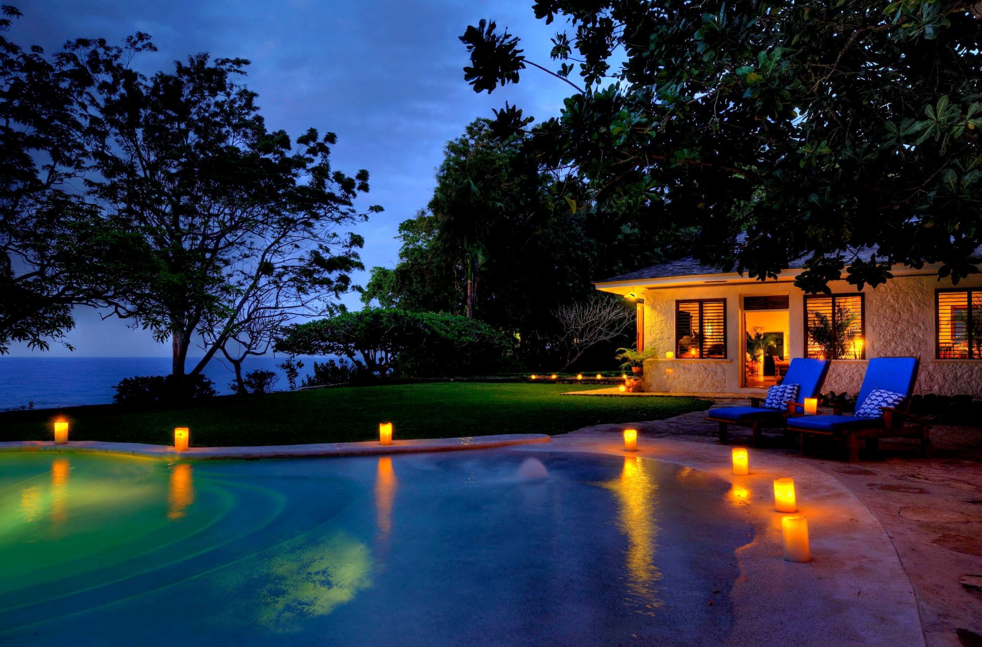 jamaïque île station balnéaire maison piscine bougies arbres océan soirée vacances