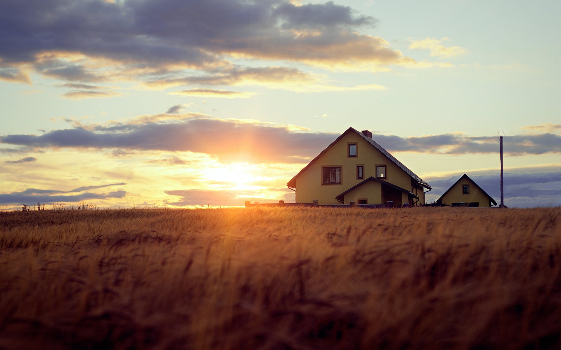 sera sole tramonto raggi luce bokeh cielo nuvole casa alberi erba