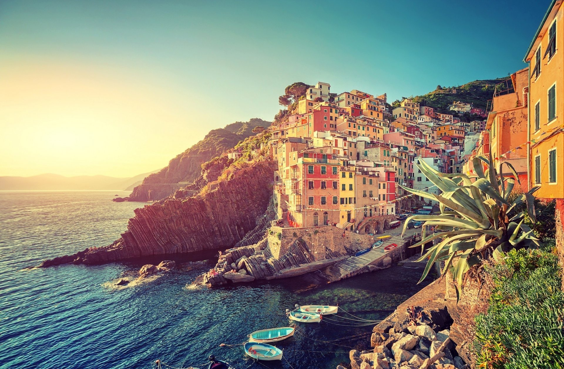 riomaggiore italien wasser ufer boote gebäude architektur fenster himmel