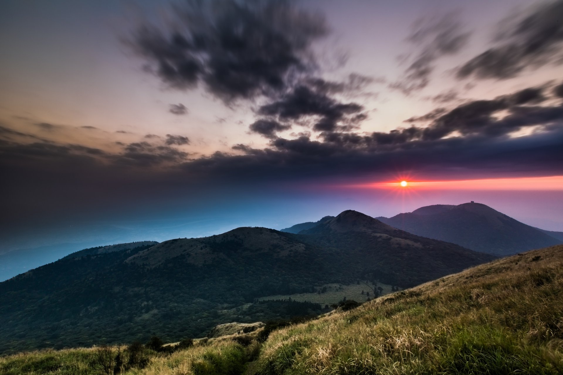 china taiwán parque nacional montañas colinas hierba árboles cielo tarde sol carmesí puesta de sol nubes nubes