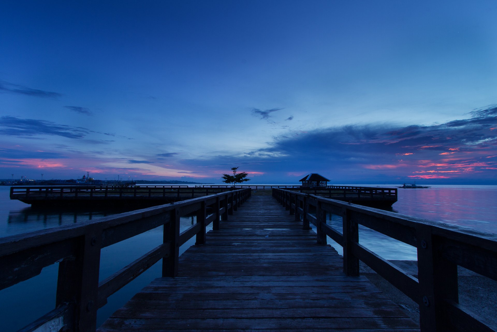 philippinen insel meer küste pier holz brücke abend rosa sonnenuntergang himmel wolken blau