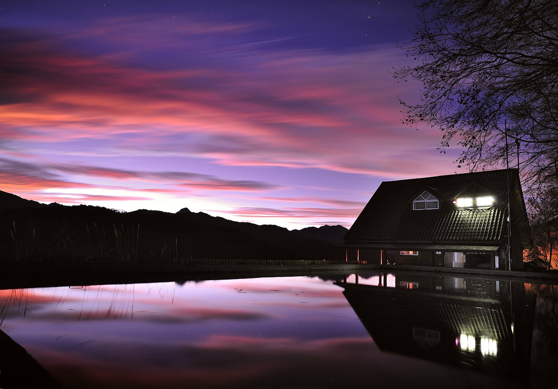 sera crepuscolo cielo stelle nuvole casa luce riva lago riflessione