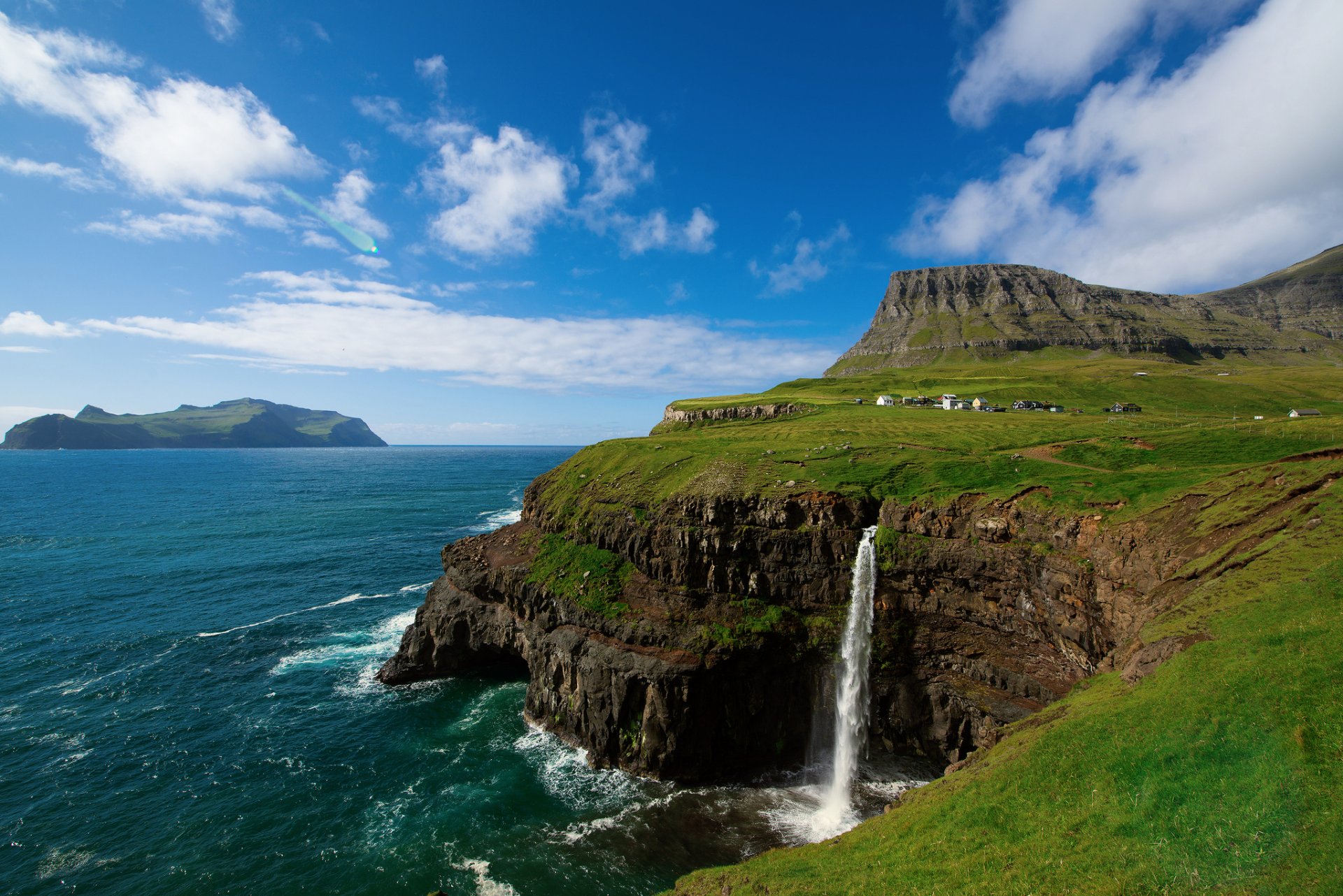 regno di danimarca isole faroe vága gaasedal oceano atlantico rocce sul bordo frazione montagne cascata cielo nuvole