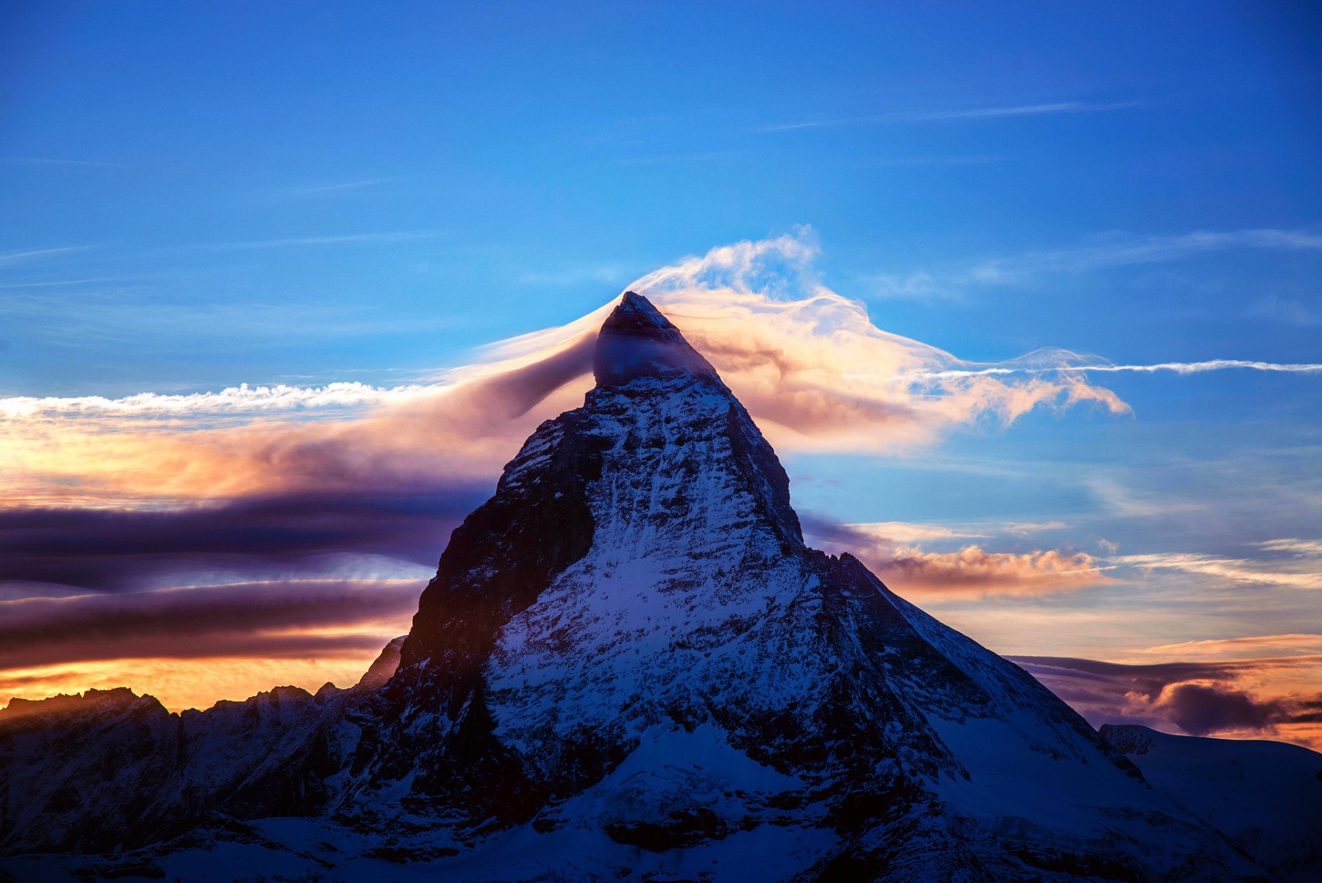 alpy szwajcaria włochy góra matterhorn wieczór zachód słońca niebo chmury góry śnieg