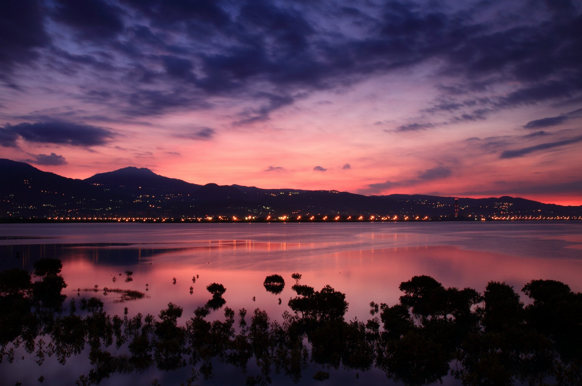 chine taiwan taipei détroit rivage aube aube au loin collines lumières ville rose lilas ciel nuages