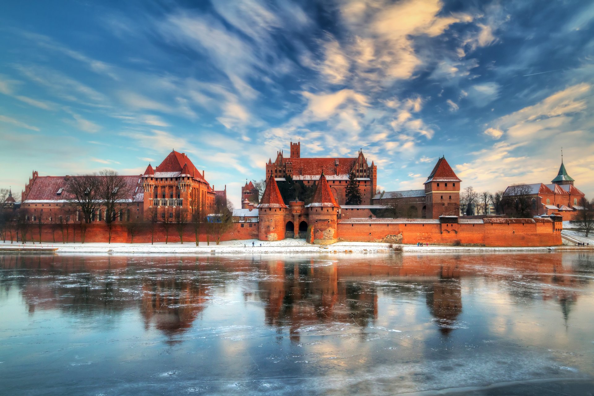 castle poland winter next lake clouds reflection sky