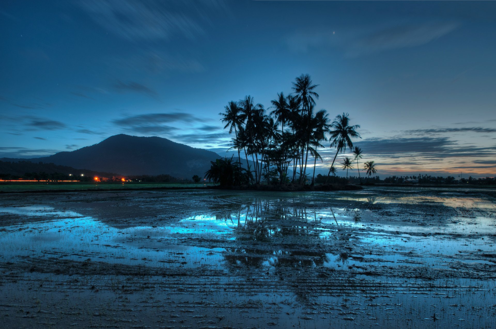 malesia montagna jeray sera luci luce palme tramonto cielo nuvole acqua riflessione blu