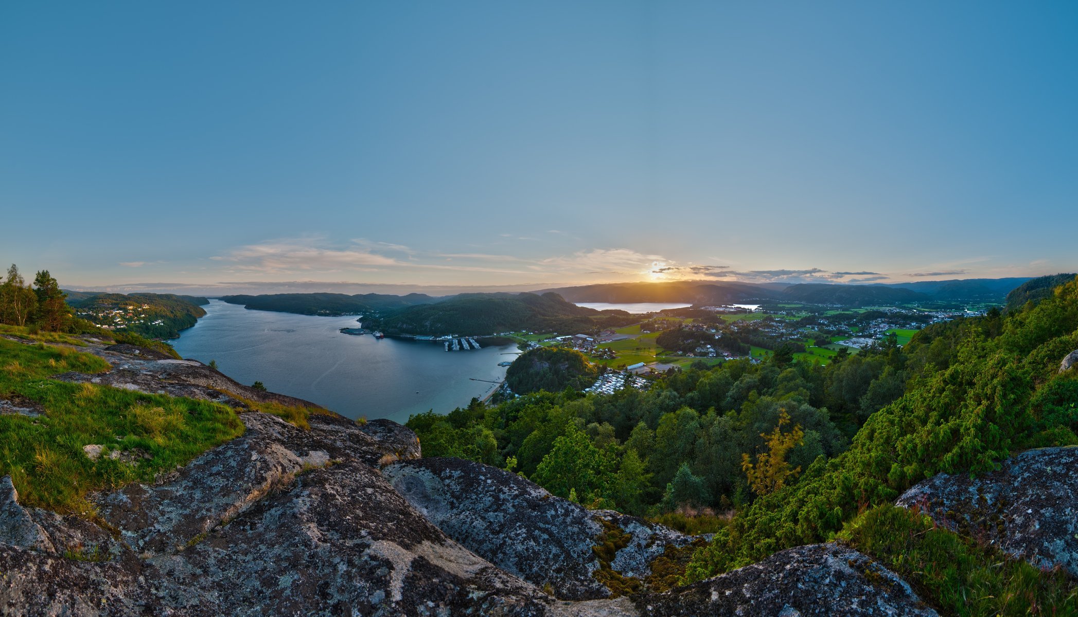 ansicht landschaft panorama bucht meer schiffe steine grün stadt häuser sonnenuntergang