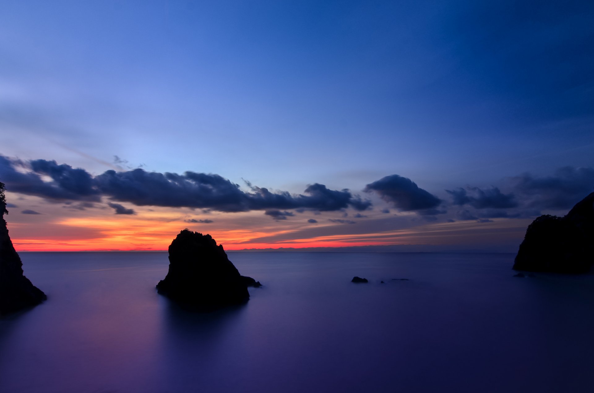 japon préfecture de shizuoka île côte rochers océan calme soirée orange coucher de soleil bleu ciel nuages