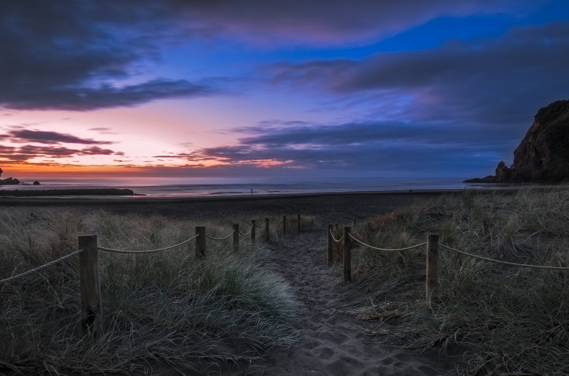 nouvelle-zélande plage herbe sable côte mer rocher soirée crépuscule coucher de soleil ciel nuages