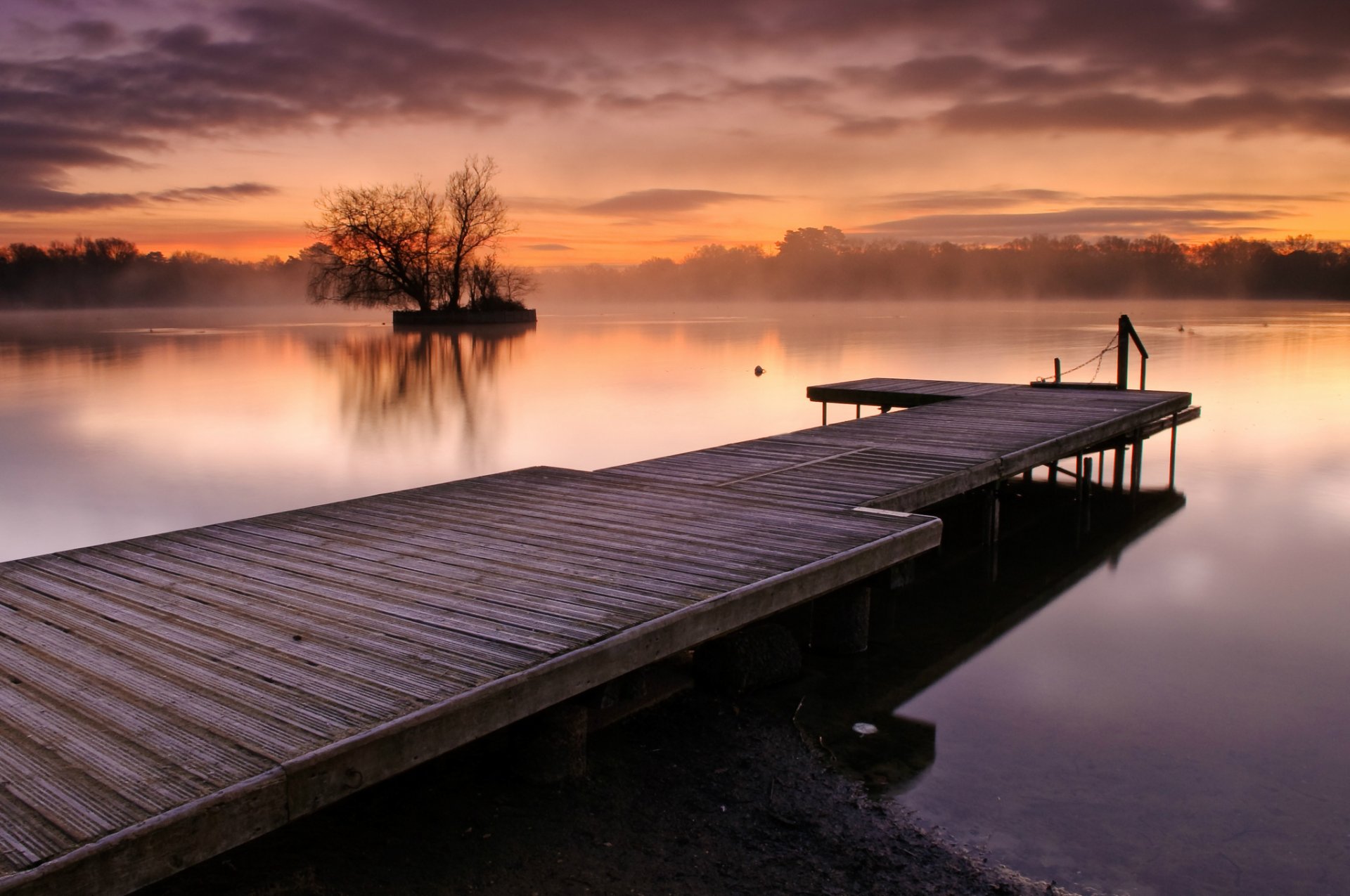 royaume-uni angleterre lac eau surface brume évaporation brouillard arbres en bois pont soirée orange coucher de soleil ciel nuages