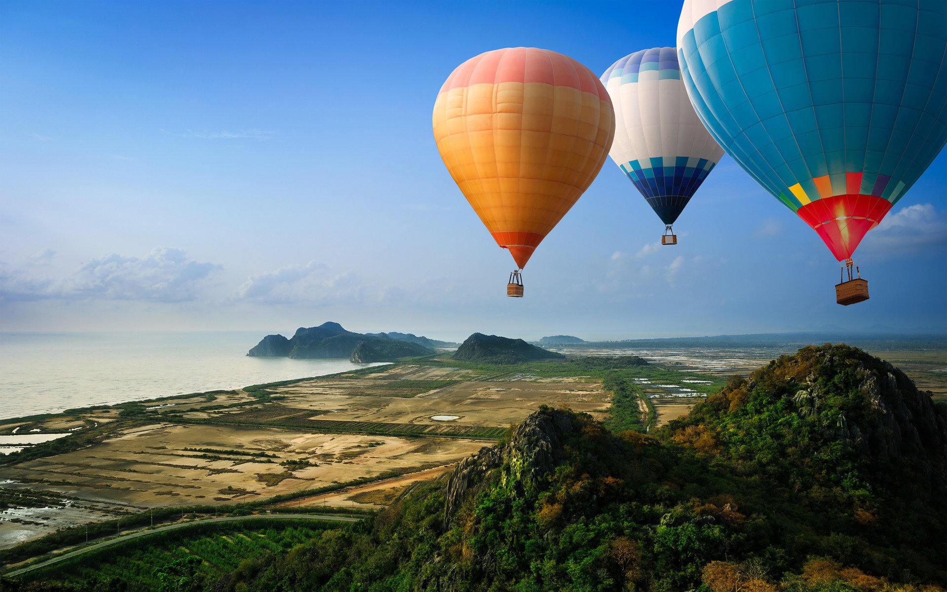 ansicht ballons berge hügel straße meer ufer