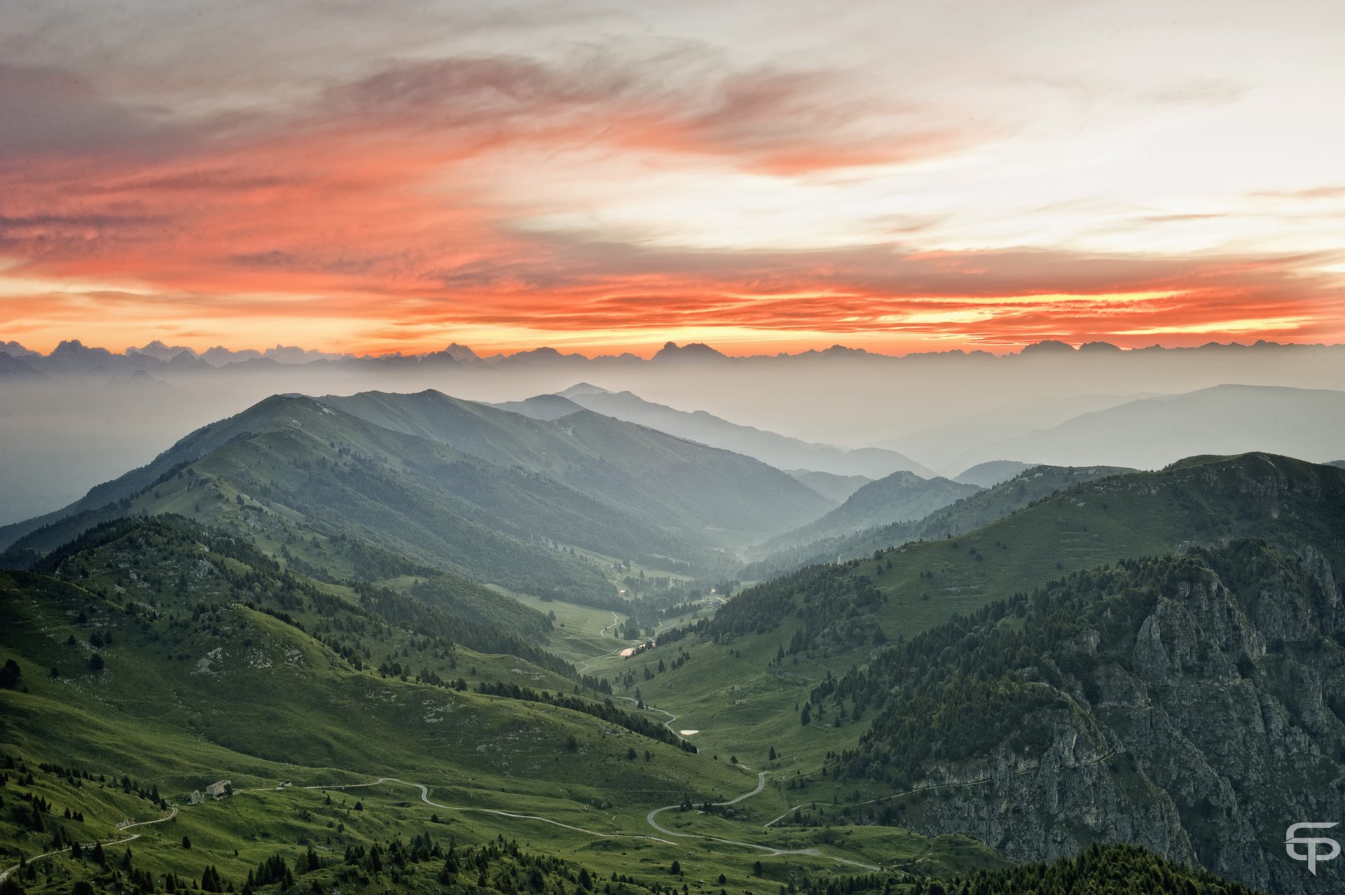 ciel nuages rouges vallée montagnes brouillard