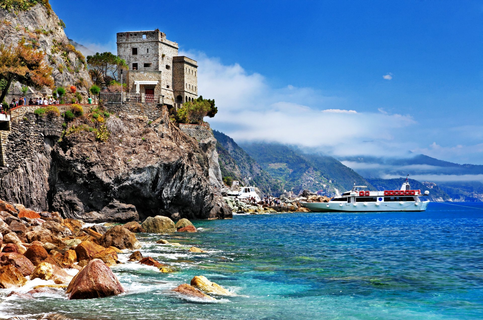 monterosso al mare cinque terre włochy monterosso al mare cinque terre miasto klify twierdza łodzie morze wybrzeże kamienie krajobraz niebo natura drzewa zieleń