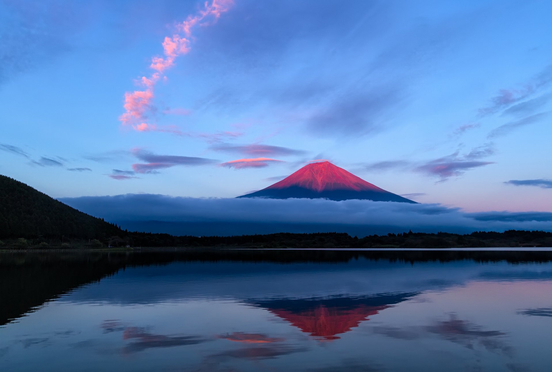 japonia fujiyama wieczór góra niebo chmury jezioro odbicie