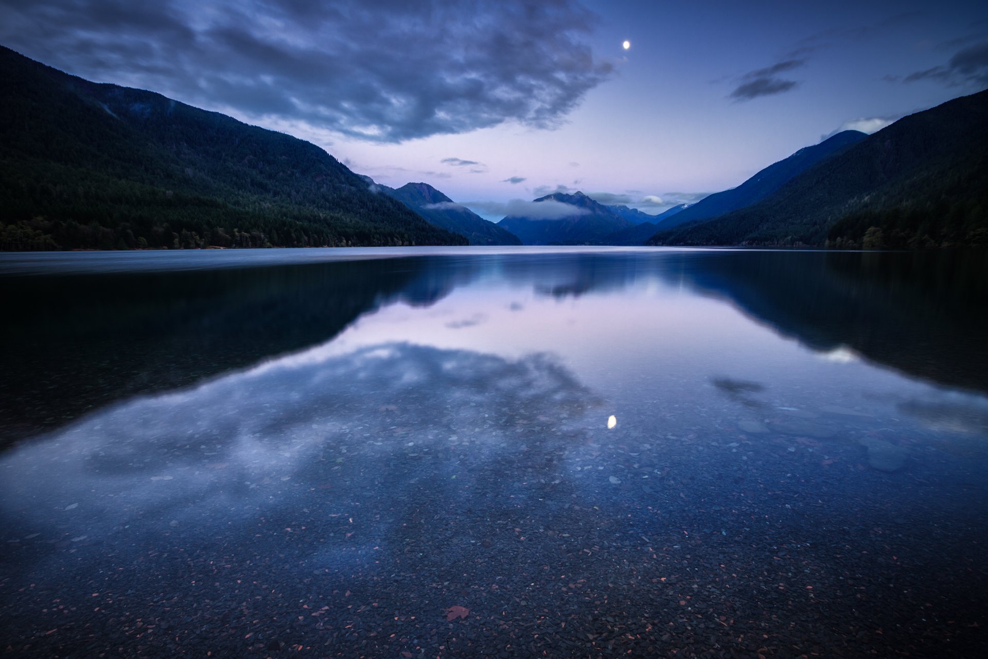 états-unis état de washington parc national forêt montagnes lac eau surface nuit bleu lilas ciel nuages lune réflexion