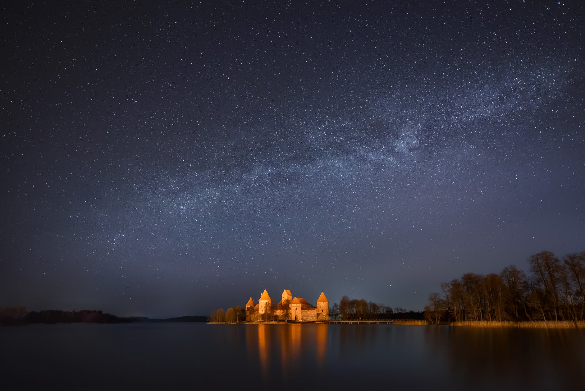 litauen schloss trakai see bäume nacht himmel sterne milchstraße