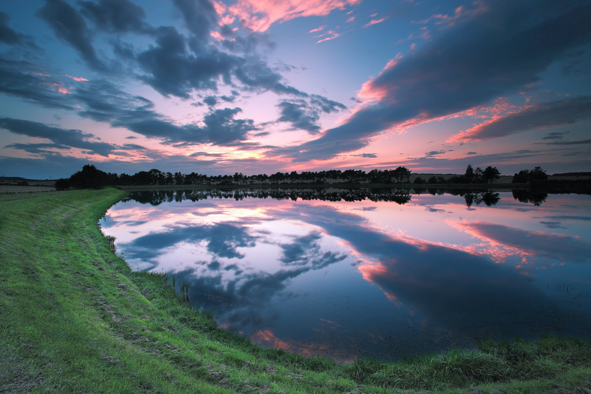 royaume-uni angleterre côte herbe arbres lac réflexion soir coucher de soleil ciel nuages