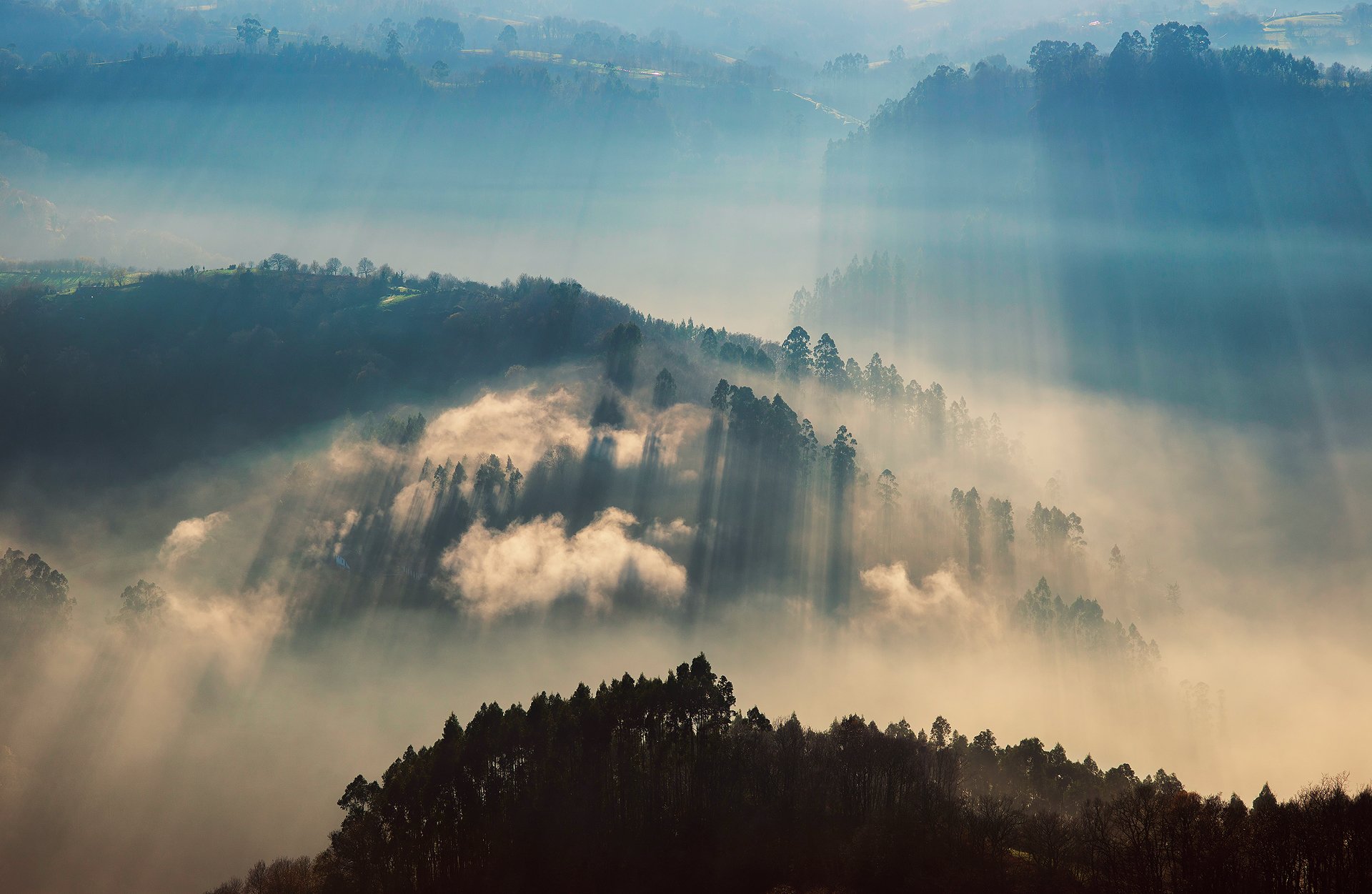 grande-bretagne matin lumière rayons vallée brouillard