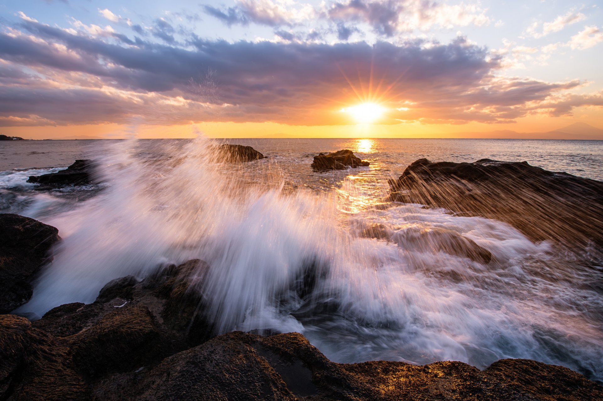 giappone prefettura di kanagawa baia costa rocce surf sera tramonto sole raggi cielo nuvole