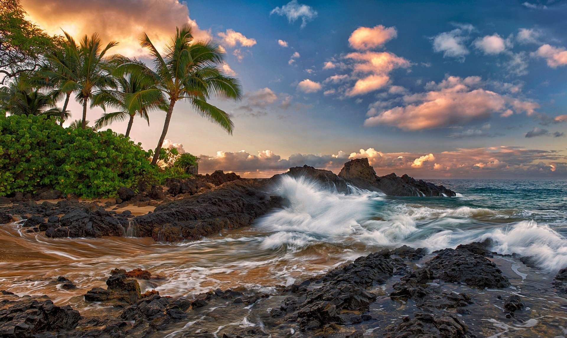 maui hawaii pazifik ozean felsen brandung steine palmen wolken tropen