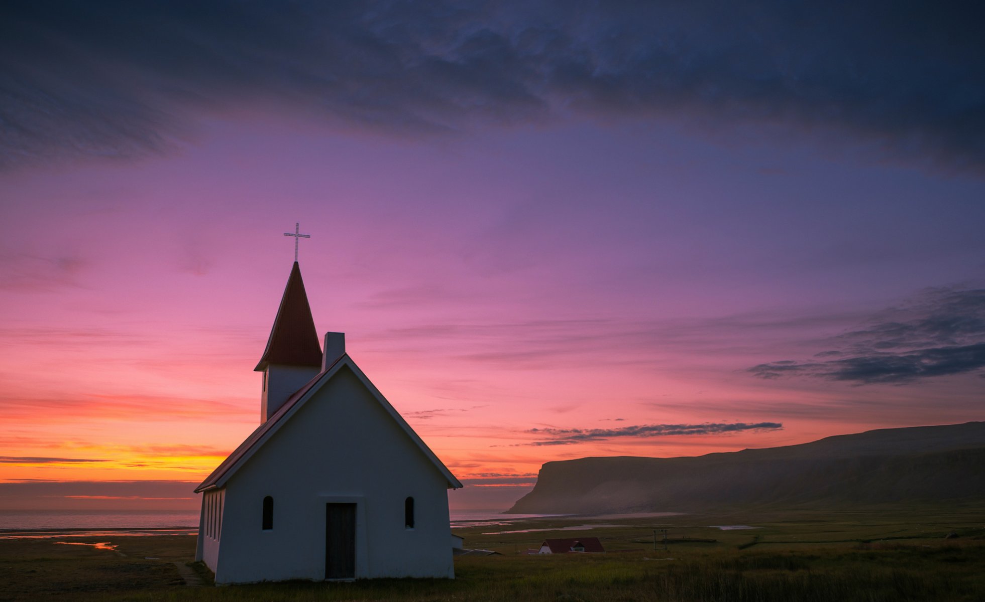 islandia iglesia colina lejos mar tarde puesta de sol cielo nubes