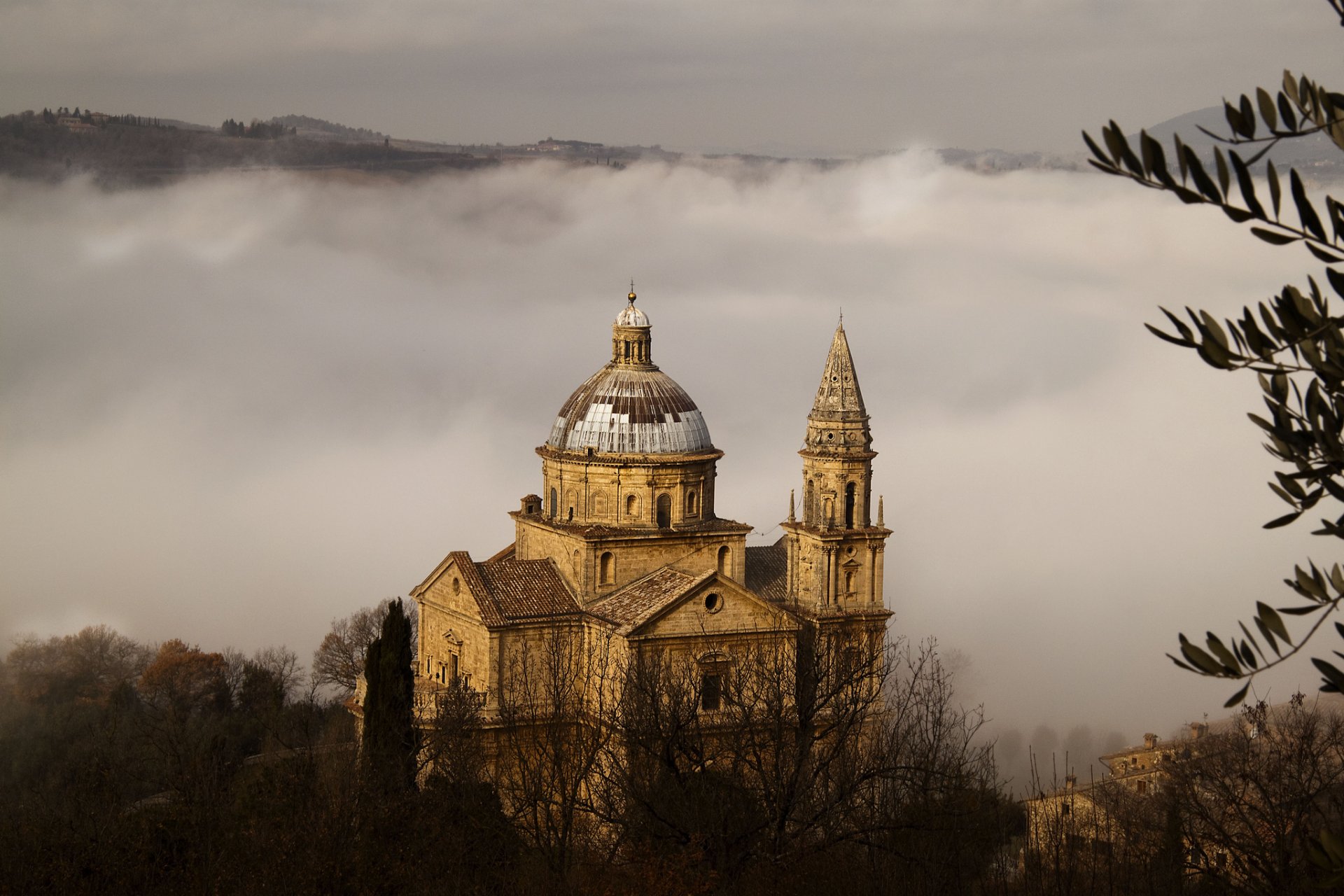 montepulciano toscana provincia de siena italia siena chiesa di san biagio madonna di san biagio iglesia templo naturaleza árboles niebla