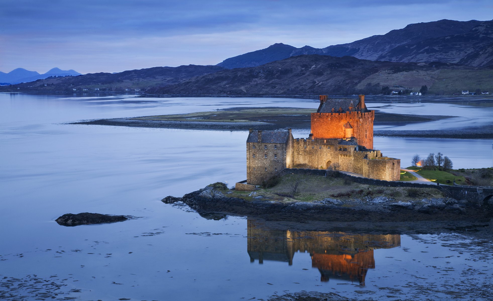 regno unito scozia sera castello fortezza illuminazione lago riflessione montagne blu cielo