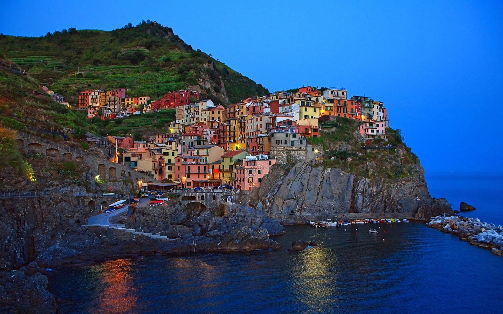 krajobraz manarola cinque terre włochy miasteczko skały łodzie mosty domy