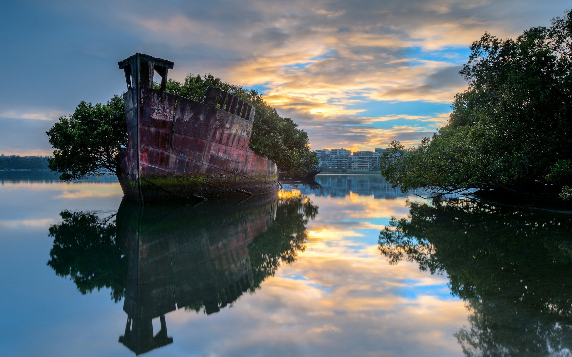 río barco ciudad paisaje