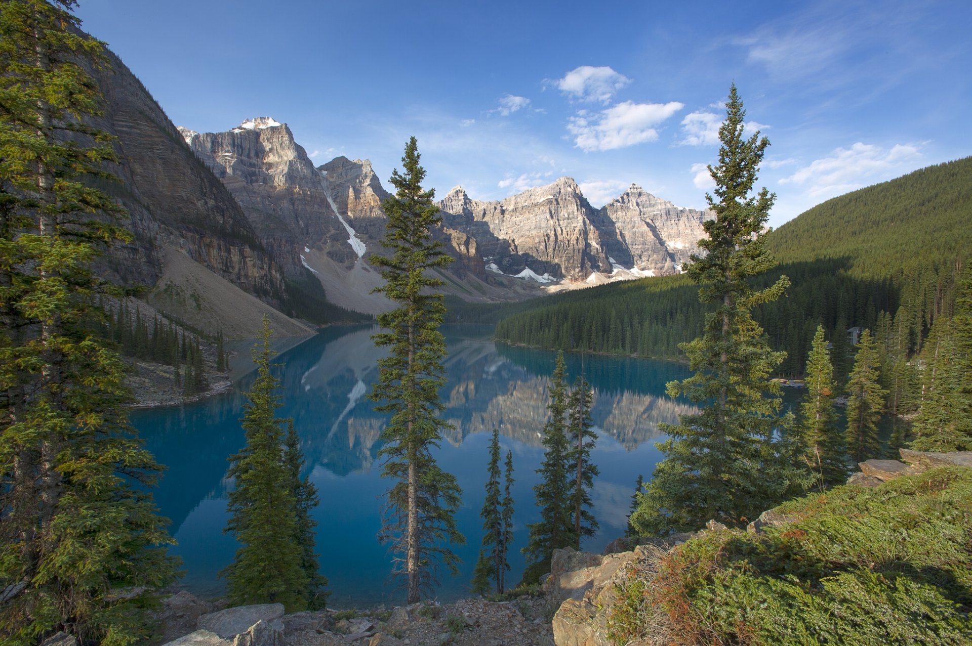 moraine tal der zehn gipfel banff national park kanada moraine lake banff berge wald bäume